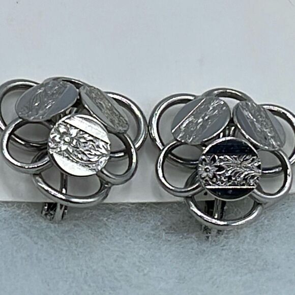 Vintage 3D Sarah Coventry swirl clip earrings. - Picture 2 of 6